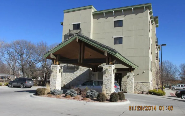 Parkwood Inn & Suites