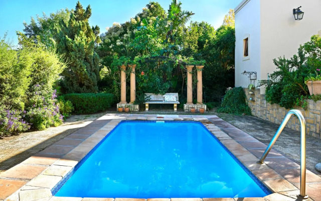 Petit Plaisir is a Romantic Self-catering Cottage on the Side of the Village no1