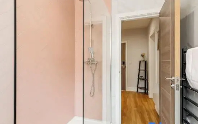 Stunning & Spacious 1-Bed Apt w/ Free Gym & PKG