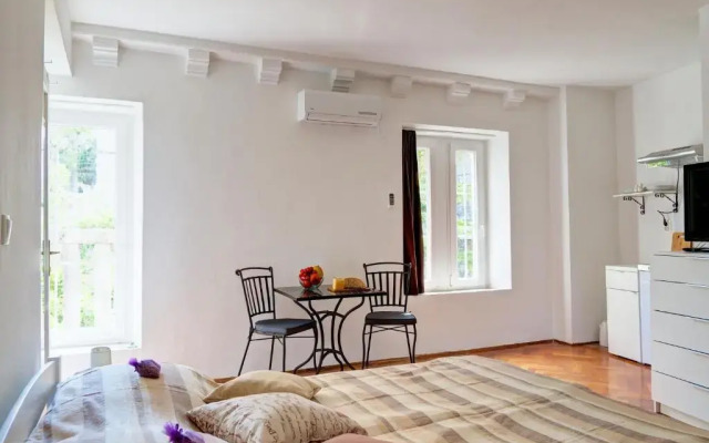 White House Apartments