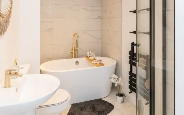 Host Stay Eccles Hideaway