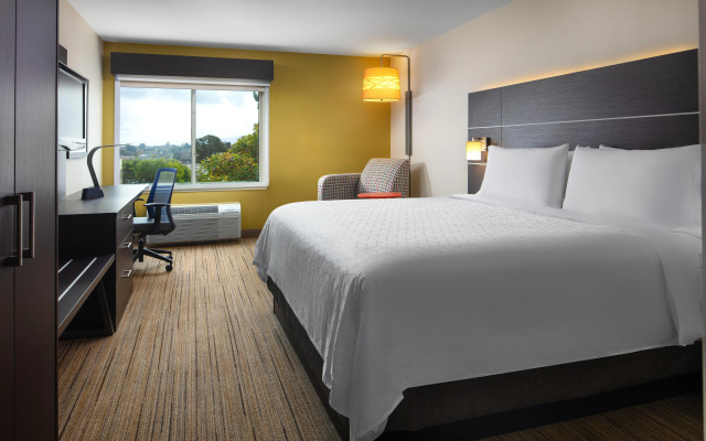Holiday Inn Express Suites Belmont by IHG