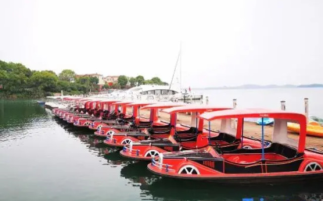 Jiayushan Lake Hot Spring Resort Hotel