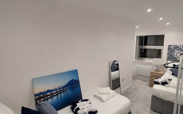 Modern 3 Bedrooms Apt. 01 - Camberley