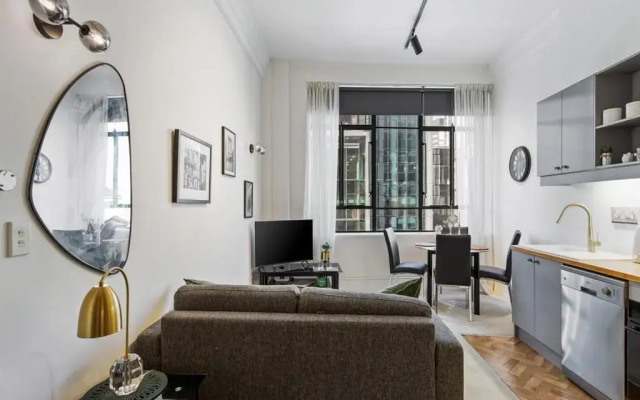 Cosy Central Apartment - Charming Building