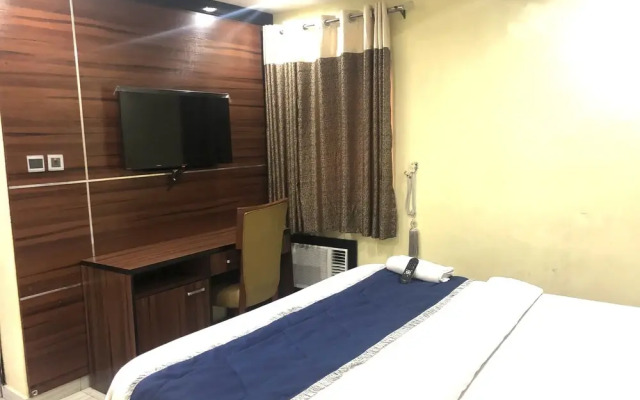 Six Diamond Hotel