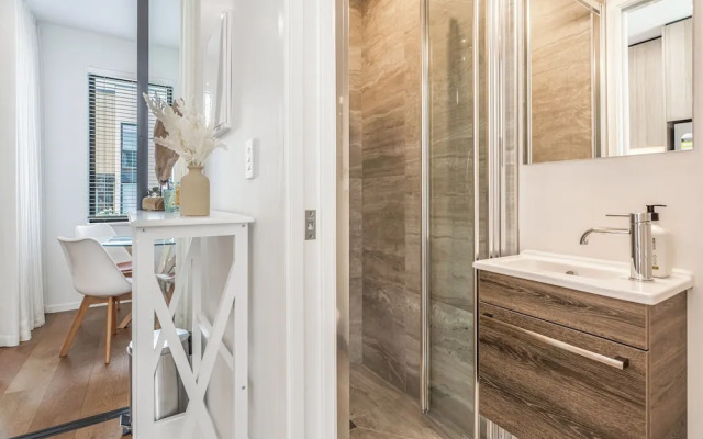 Fresh & sleek Grey Lynn unit with private patio