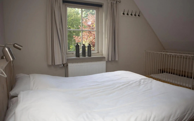 Spacious Farmhouse with Barbecue near Veluwe