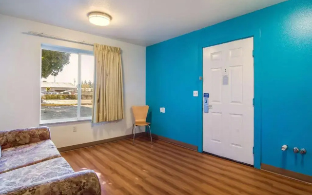 Motel 6 Portland, OR Mall 205