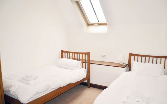 Beautifully converted 400-year-old threshing barn. Pet-friendly.