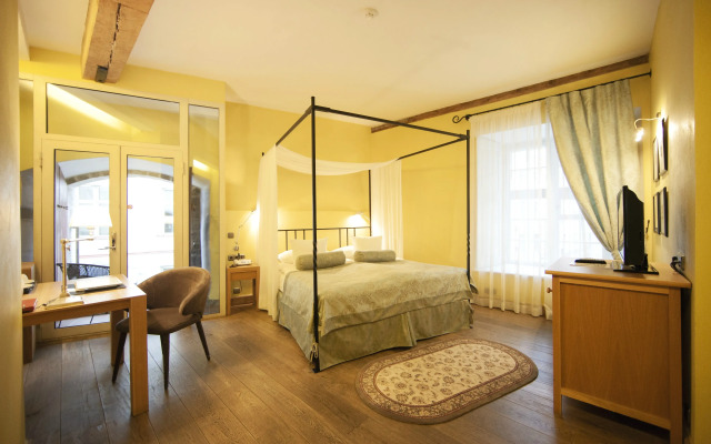 The Three Sisters Hotel