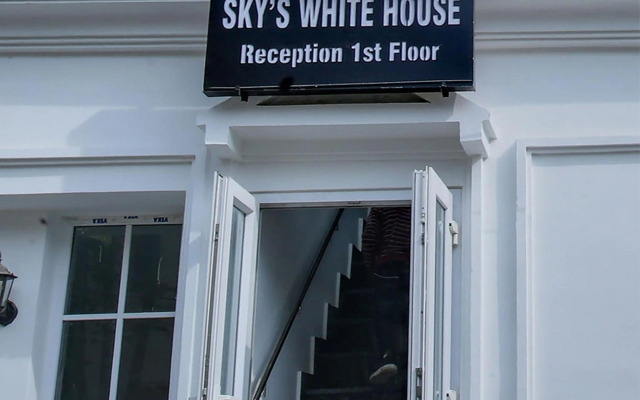 OYO Flagship 80590 Sky White House