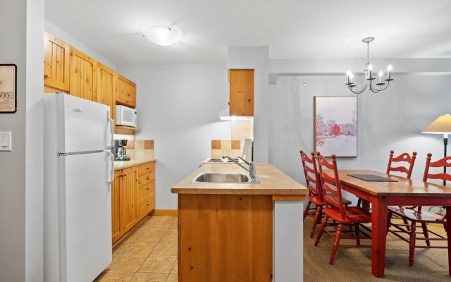 TOP FLOOR in Panorama Resort | TRUE Ski In/Out | Indoor Access to Pool & HotTubs