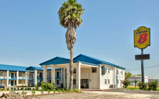 Super 8 by Wyndham Victoria / South / Hwy 59