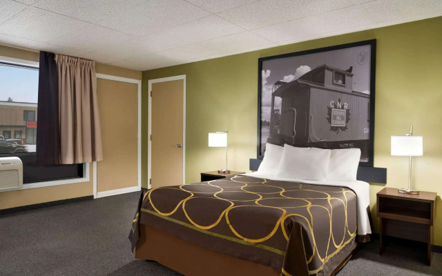 Super 8 by Wyndham Hearst ON
