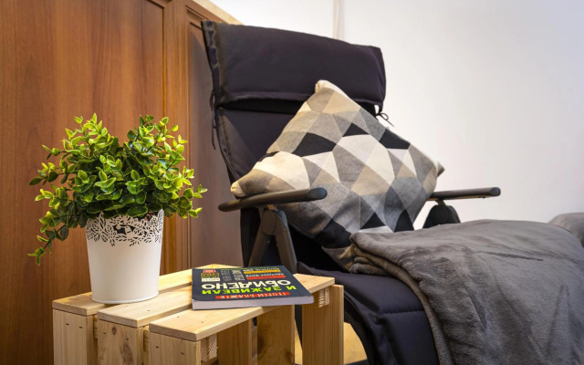 Peaceful Riverside Studio with Garage & private Patio Garden Center