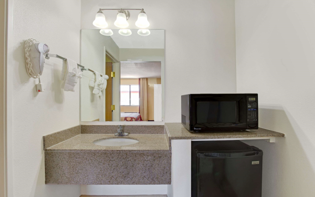 Super 8 by Wyndham Irving/DFW Apt/North