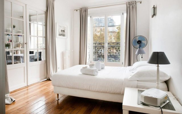 Bright Champerret Apartment Fits 4 In Paris 17Th