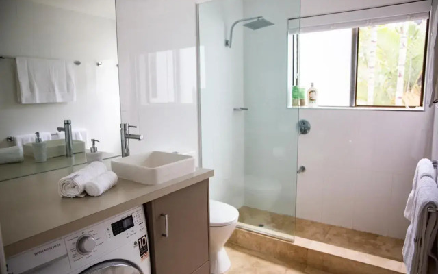 2 Bedroom Renovated Townhouse, Walk to Noosa River