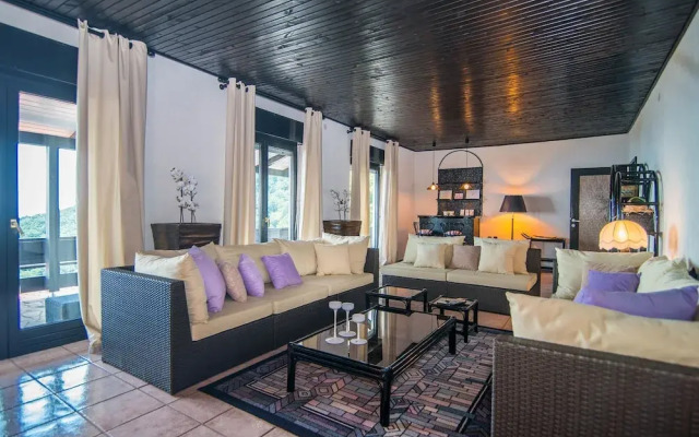 Authentic holiday house with private pool and sea view
