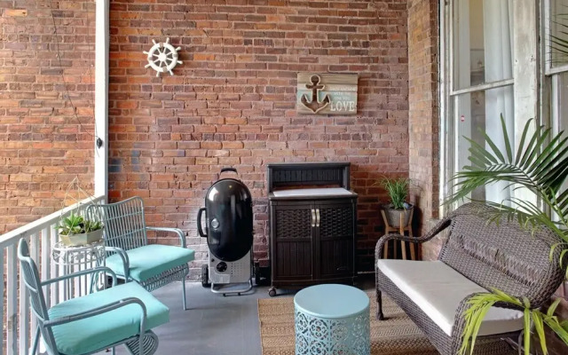 Newly Renovated Apt Outdoor Space