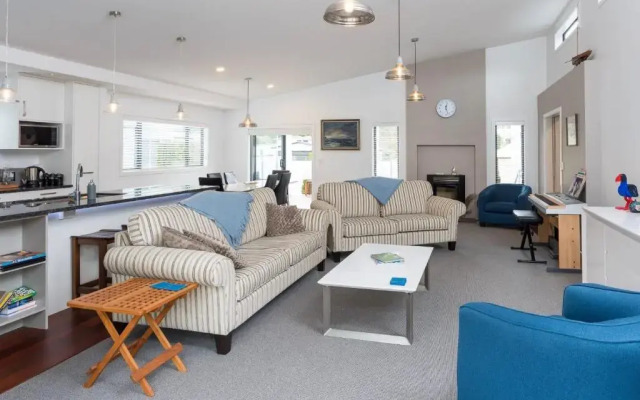 Poolside Retreat - Picton Holiday House Waikawa