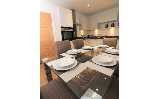 Luxury 2BR Modern Flat for 6 Near Holyrood Park