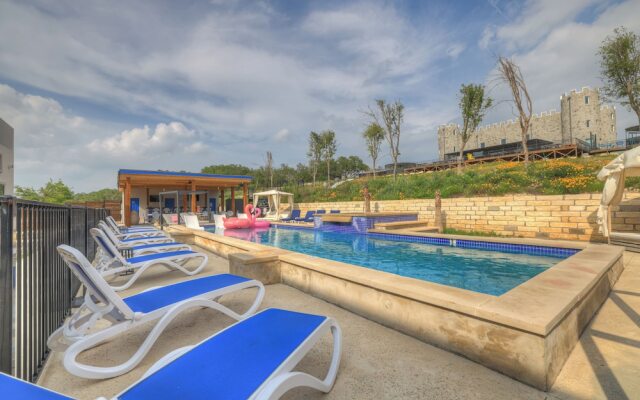 The Bentley Hotel - Elvis Room - Pool View