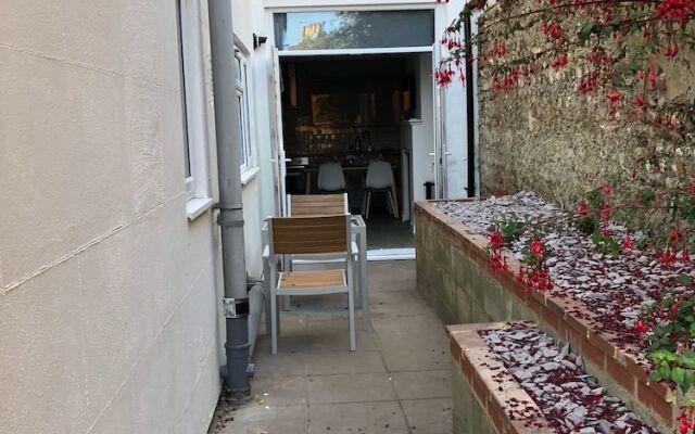 Clydes Hideaway Apartment