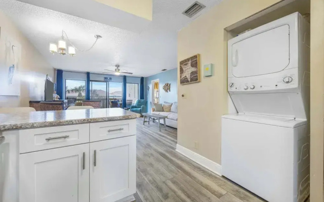 Treetop Beach Condo Sleeps 7!