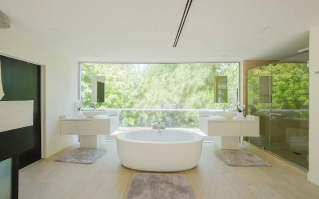 Zen Estate - Luxurious 5BR Beverly Hills Sanctuary With Pool & Canyon Views