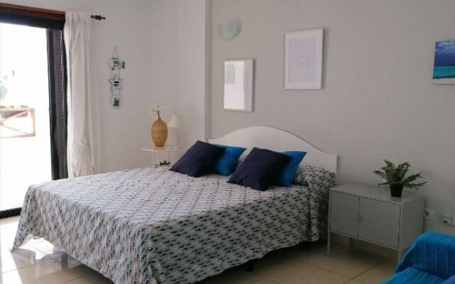 Large studio apartment with lovely terrace and wifi