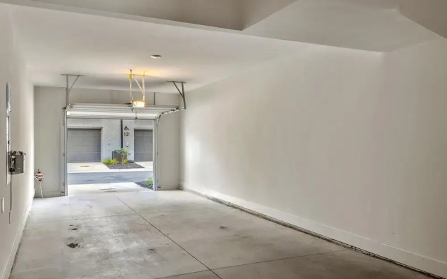 Cheerful Townhome With Garage EAV Local
