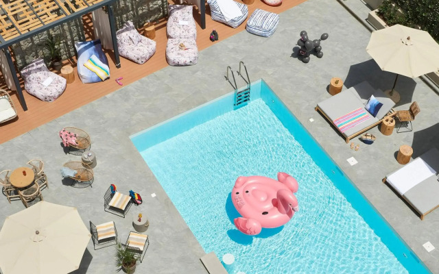 Moxy Patra Marina