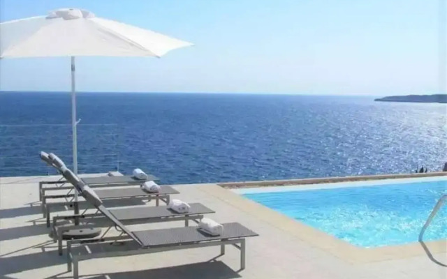 Excellent Seafront Villa in Cala Pi