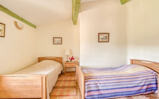 Secluded Holiday Home in Rustrel With Swimming Pool