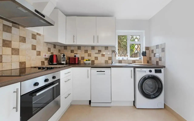 Peaceful Crouch Hill Flat by MoreThanStays