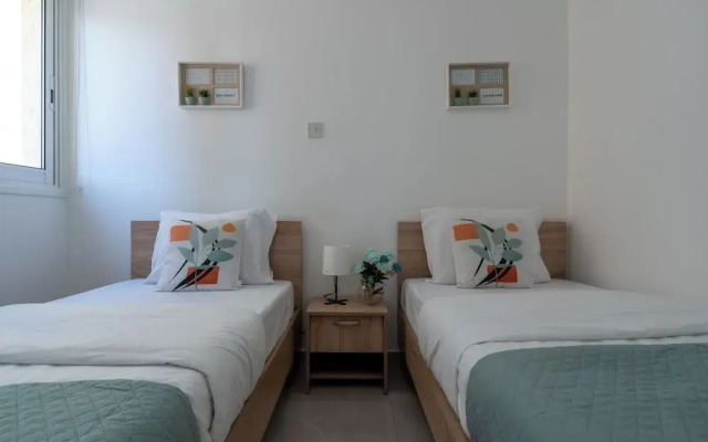 Andrea 3-BR Apt in Mackenzie With Pool