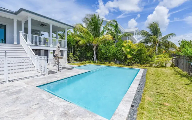 Springtide House by Brightwild Waterfront Pool