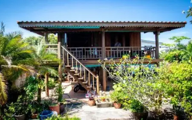 SeeSea Thai wooden house on beachfront