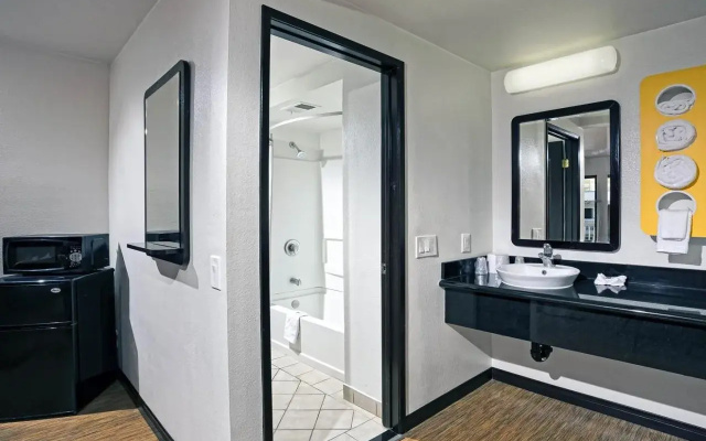 Motel 6 Newport Beach