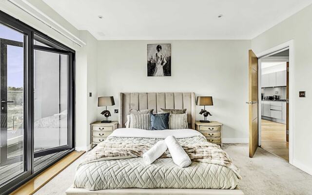 Beautiful Abode In Brentford