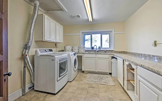 Hot Tub & Mtn Views: Expansive Hazleton Retreat