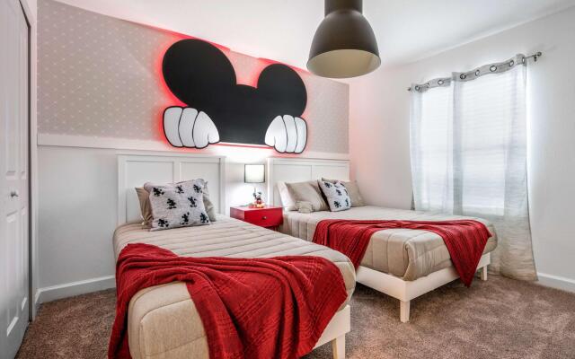 Luxury townhome with private pool near Disney