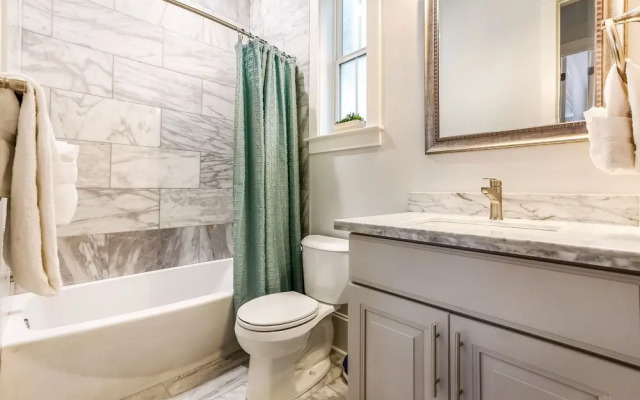 5 Bedroom Apartment near French Quarter by Hosteeva