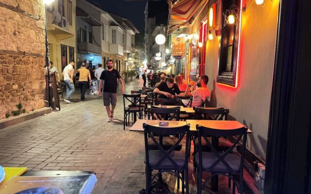 Callisto Pub & Kitchen & Hotel