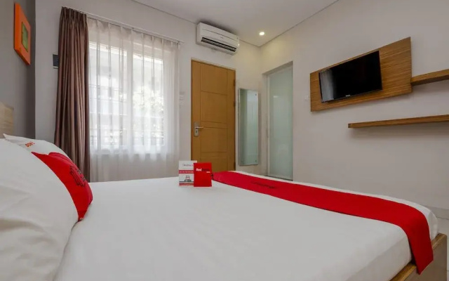 RedDoorz near Ahmad Yani Airport