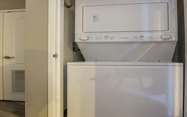 Large 2BR Apt Near Perk Plaza