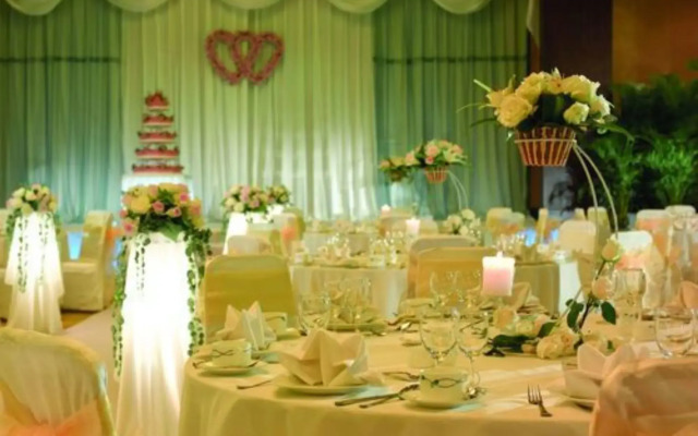 Luxemon Xinjiang Hongfu Hotel