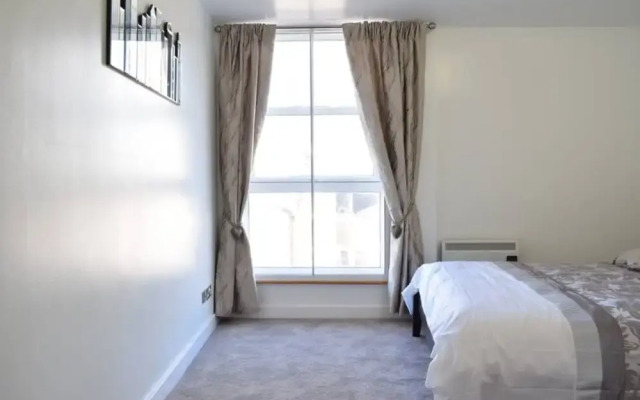 Stunning 2 Bedroom Riverside Flat in Canary Wharf